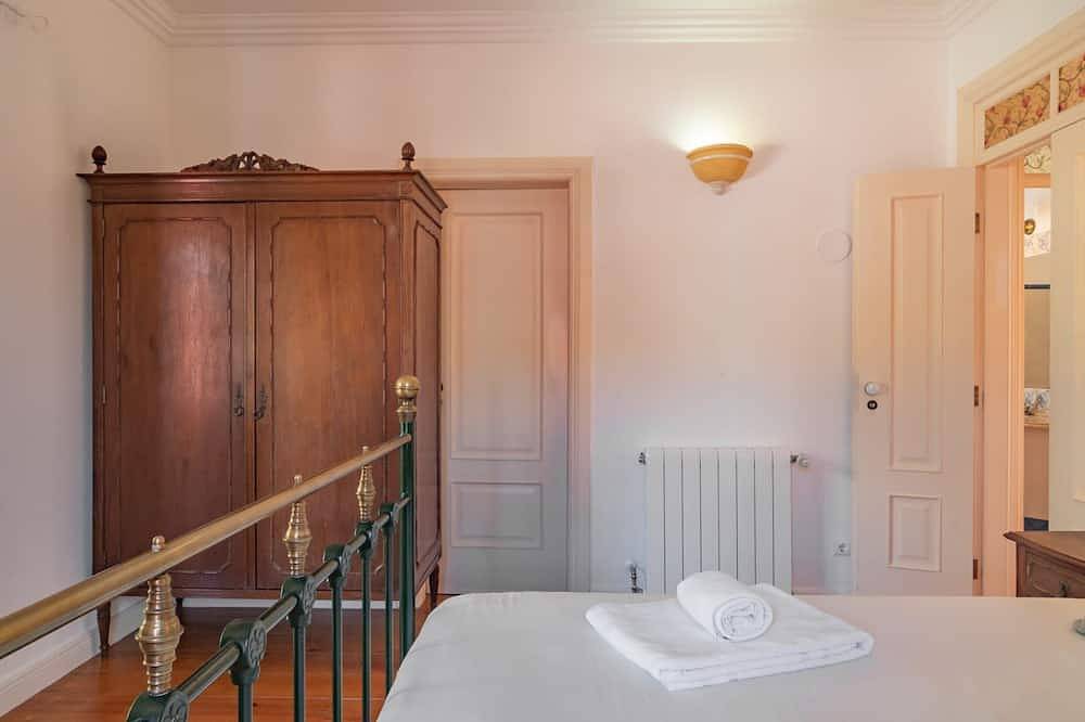 Entire apartment, Cazal da Saúde Suite W/ Pool by Lovelystay in São Martinho (Sintra), Sintra