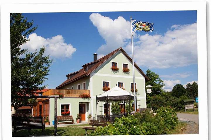 Ganze Wohnung, Gemütliche Ferienwohnung (45qm) im Dachgeschoss in Theisseil, Naturpark Nördlicher Oberpfälzer Wald