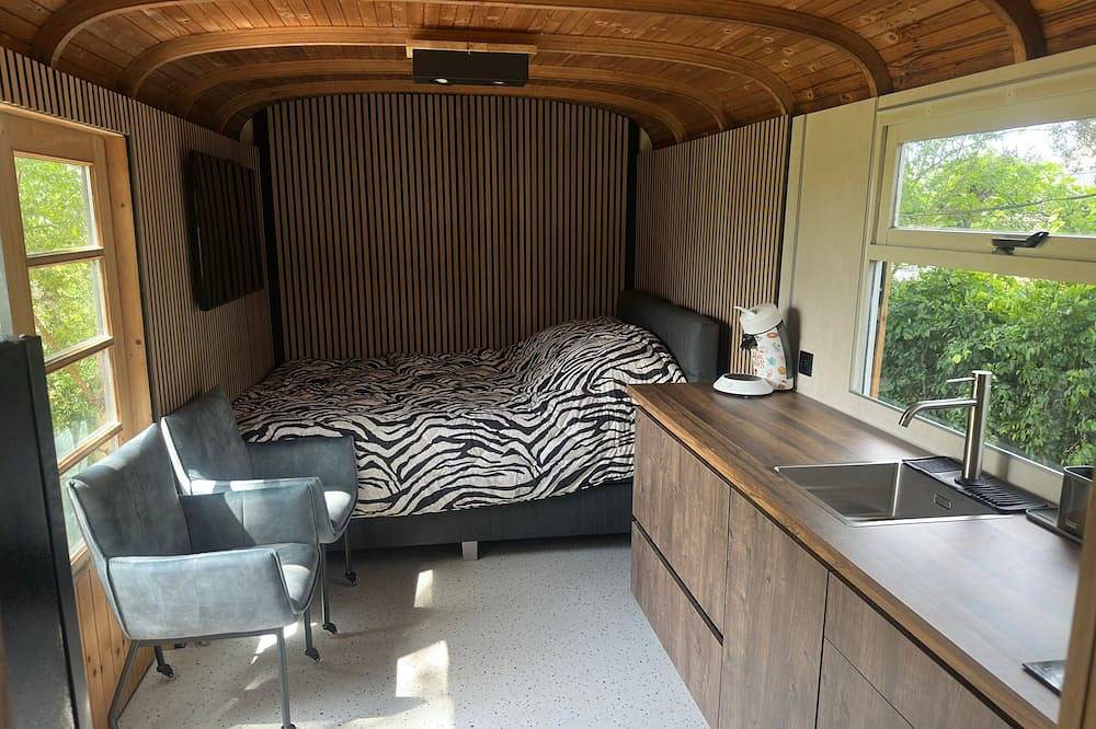 Luxury Pipowagen, cottage in a private forest in Poppel, Ravels