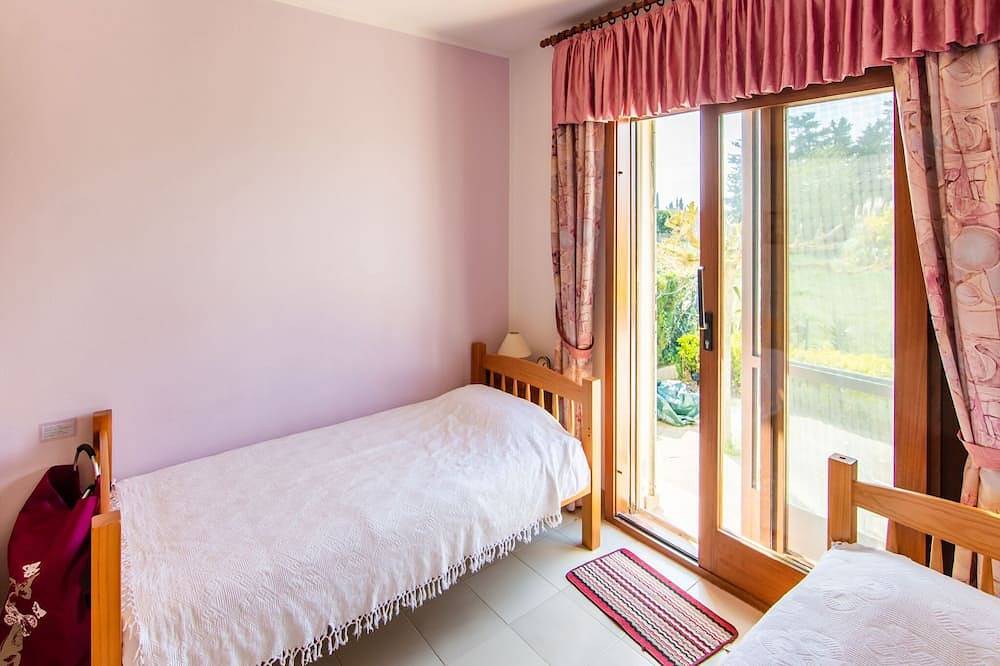 Holiday Home in Catalonia near Beach in Sant Pere Pescador, Upper Empordà