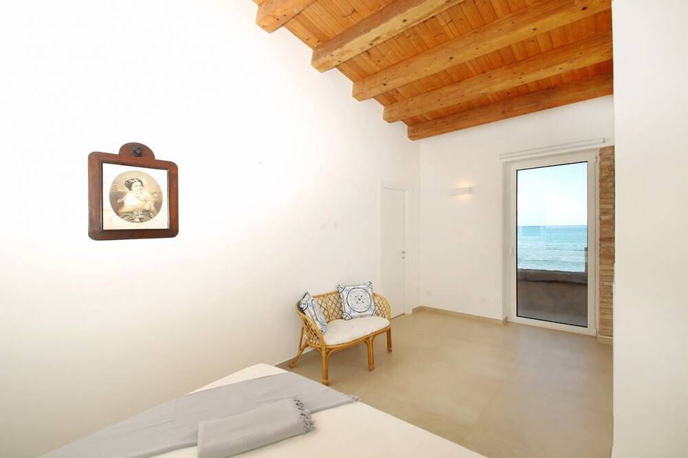 Relais Villa Giovanna -on the sea with garden in Marina di Caronia, Caronia
