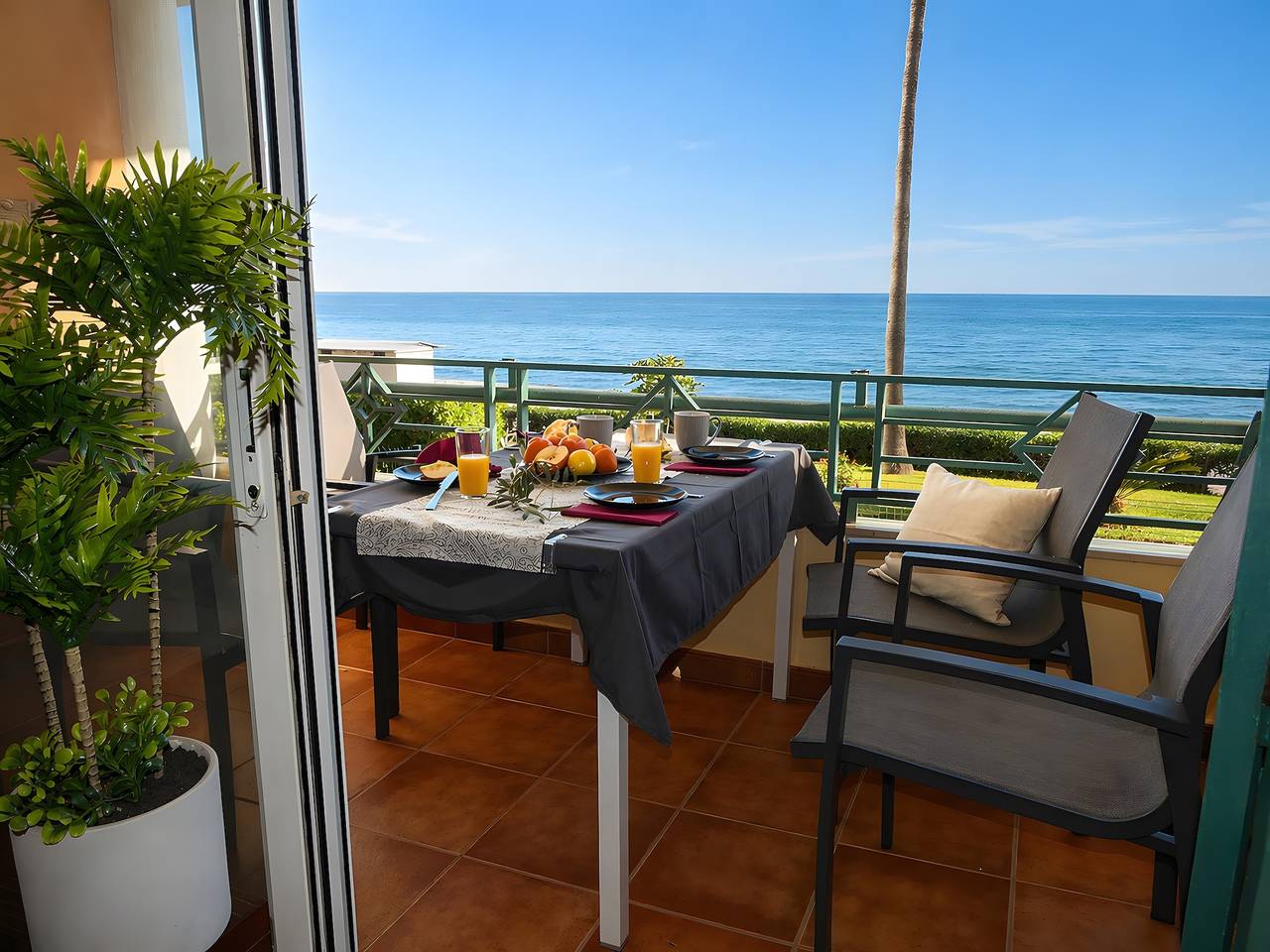 Entire apartment, Apartment 'Tesoro Del Mar' with Sea View, Wi-Fi, and Air Conditioning in Torrox Costa, Torrox