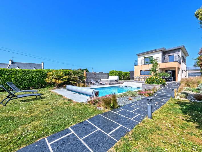 Location de vacances pour 12 personnes, avec jardin et piscine dans Lilia