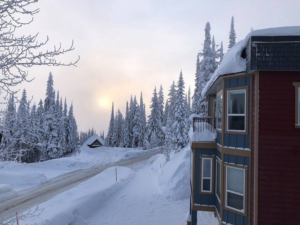 Ganze Wohnung, Ski in/ski out chalet. Mountain + valley views. Close to village. in Silver Star