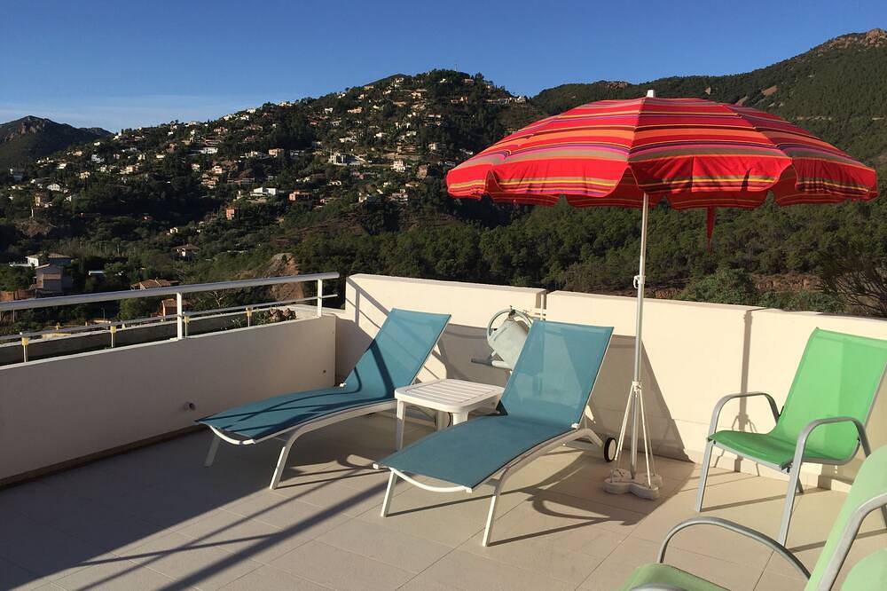 Ganze Wohnung, Maisonette in der Nähe von Theoule-Sur-Mer mit herrlichem Meerblick in Théoule-sur-Mer, Massif de l'Esterel