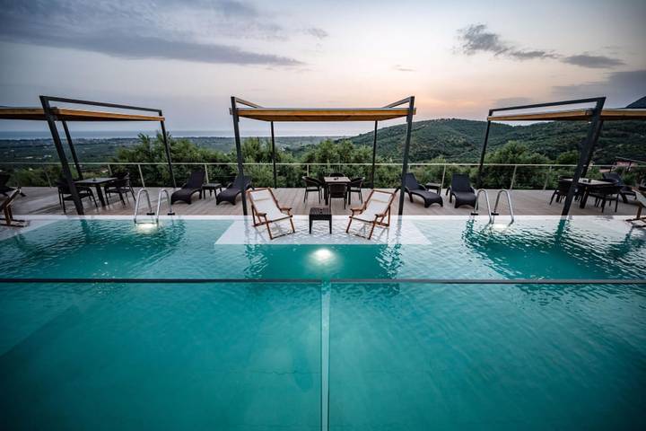 Location de vacances pour 5 personnes, avec vue sur l’océan ainsi que balcon et piscine, adapté aux familles dans Grèce-Occidentale - 2