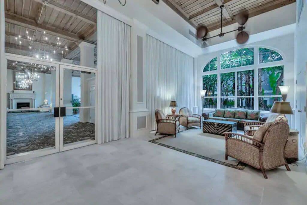 Ganze Wohnung, Palm Beach Paradise • Walk to Beach • Pool • Wifi • 86\" 4K Uhd Tv in Palm Beach, Palm Beach County