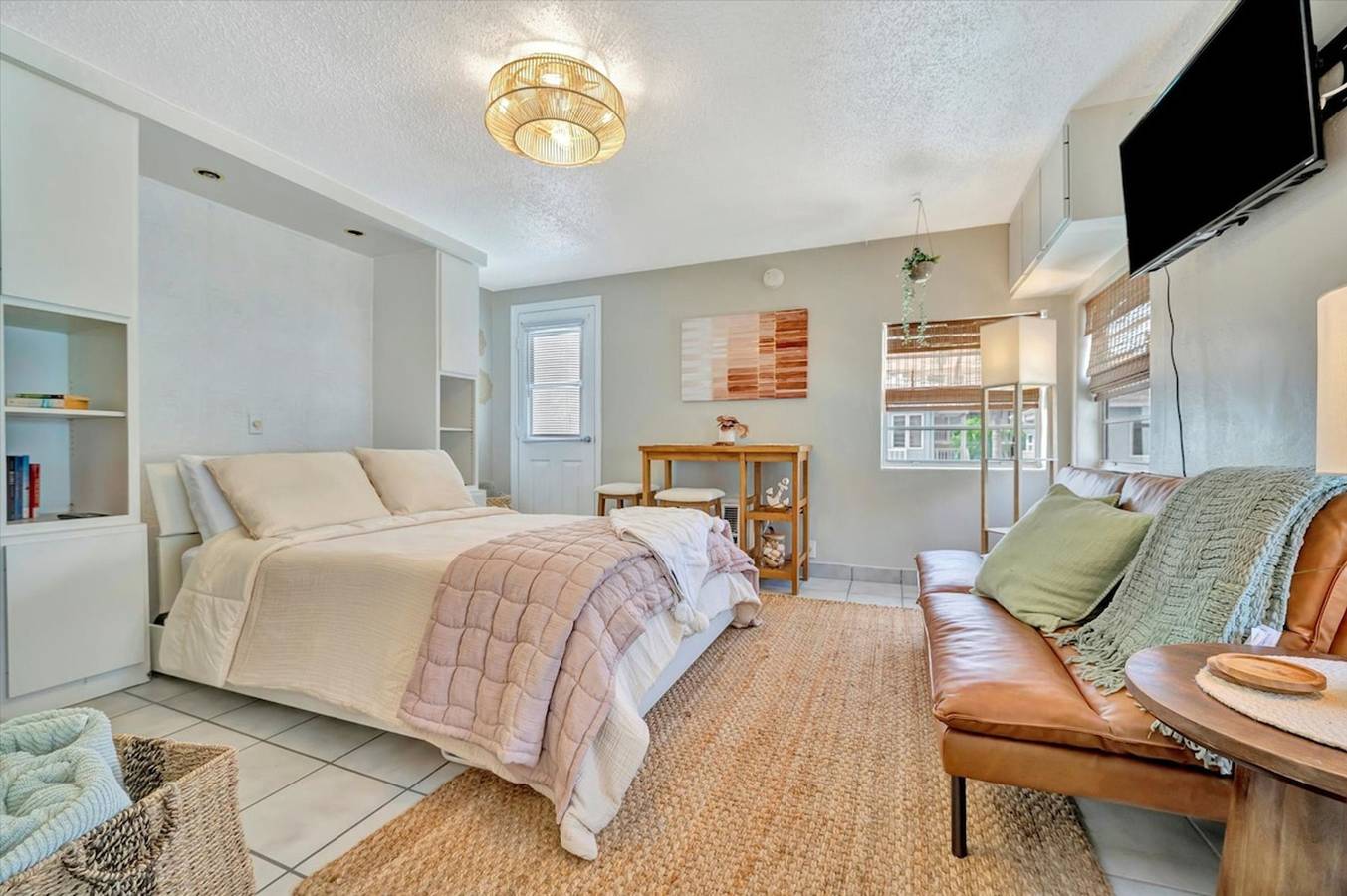 Estudio entero, Corner Balcony Suite across from beach   htd pool in Clearwater Beach, Clearwater