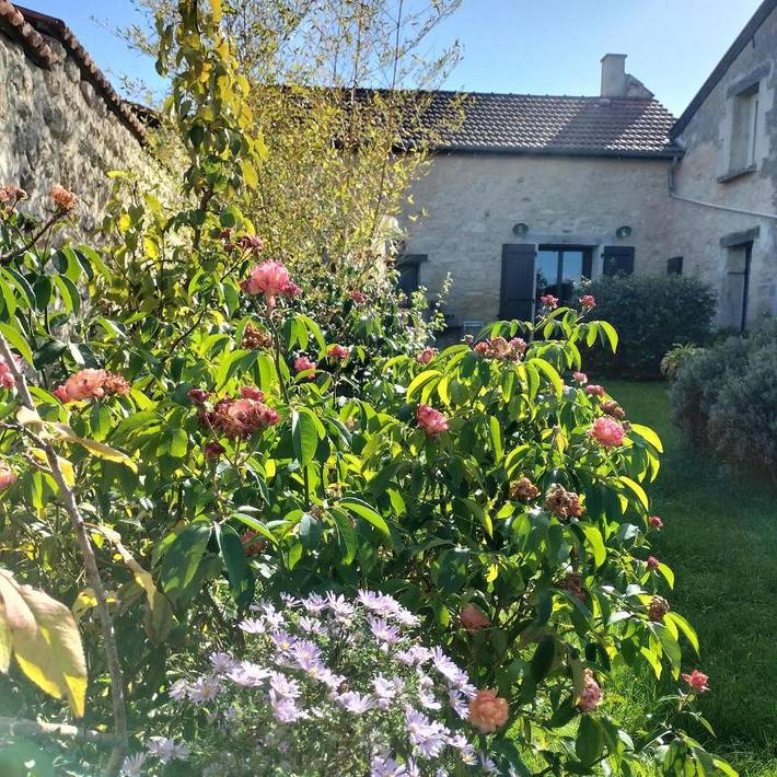 Location de vacances pour 4 personnes, avec jardin ainsi que vue et terrasse dans Magneux