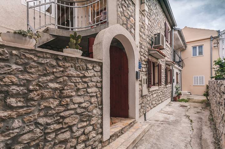Ferienhaus für 8 Personen, mit Balkon und Whirlpool in Bibinje