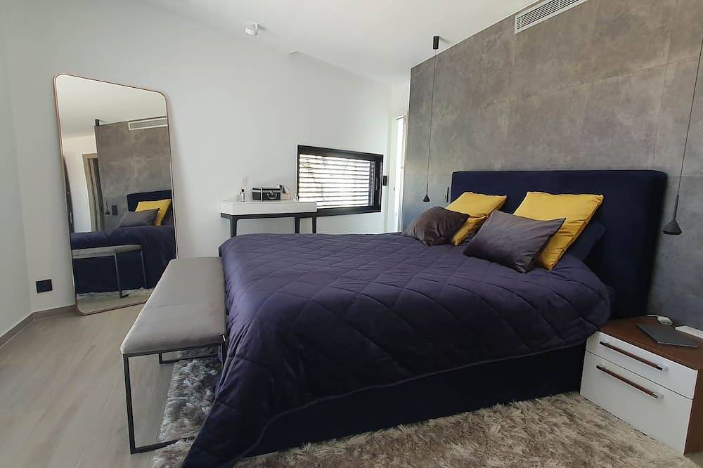 Beautiful modern villa with swimming pool and jacuzzi in absolute calme in Biot, Region de Cannes