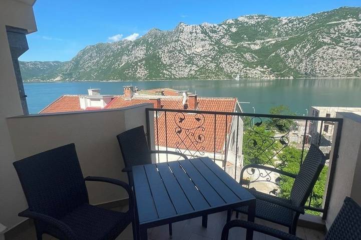 Gîte pour 4 personnes, avec balcon dans Risan