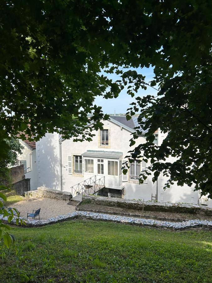 Location de vacances pour 9 personnes, avec jardin à Baume-les-Dames