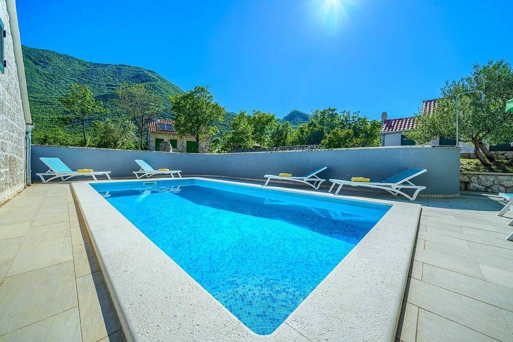Villa Roglić im dalmatinischen Hinterland mit privatem Pool, Tennis-, Boccia- und Golfplatz in Zagvozd, Makarska Riviera