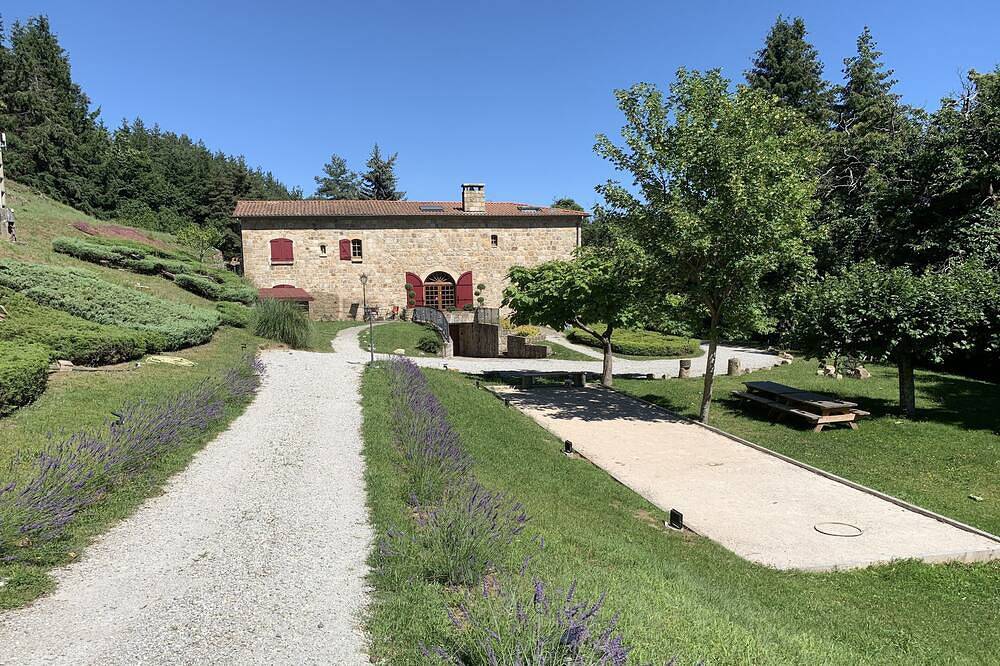 Demeure en pierre de caractère dans un parc de 5Ha offrant  15 couchages et plus in Saint-Apollinaire-de-Rias, Parc naturel régional des Monts d'Ardèche