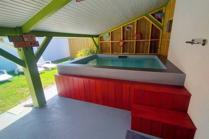 Gîte pour 2 personnes, avec terrasse ainsi que jardin et jacuzzi