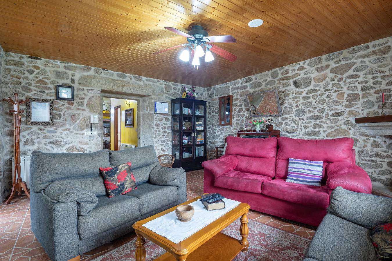 Appartement "Casa Rural Os Carballos" avec piscine privée, Wi-Fi et climatisation in Santo Antoniño, Barro