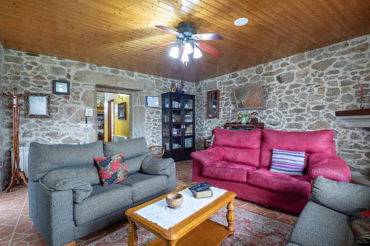 Ferienwohnung 'Casa Rural Os Carballos' mit privatem Pool, Wi-Fi und Klimaanlage in Santo Antoniño, Barro