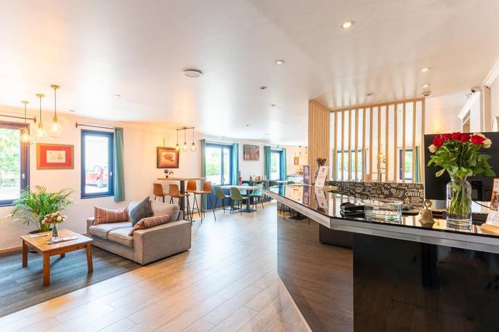 Hôtel, avec Terrasse ainsi que Jardin et Vue à Creil