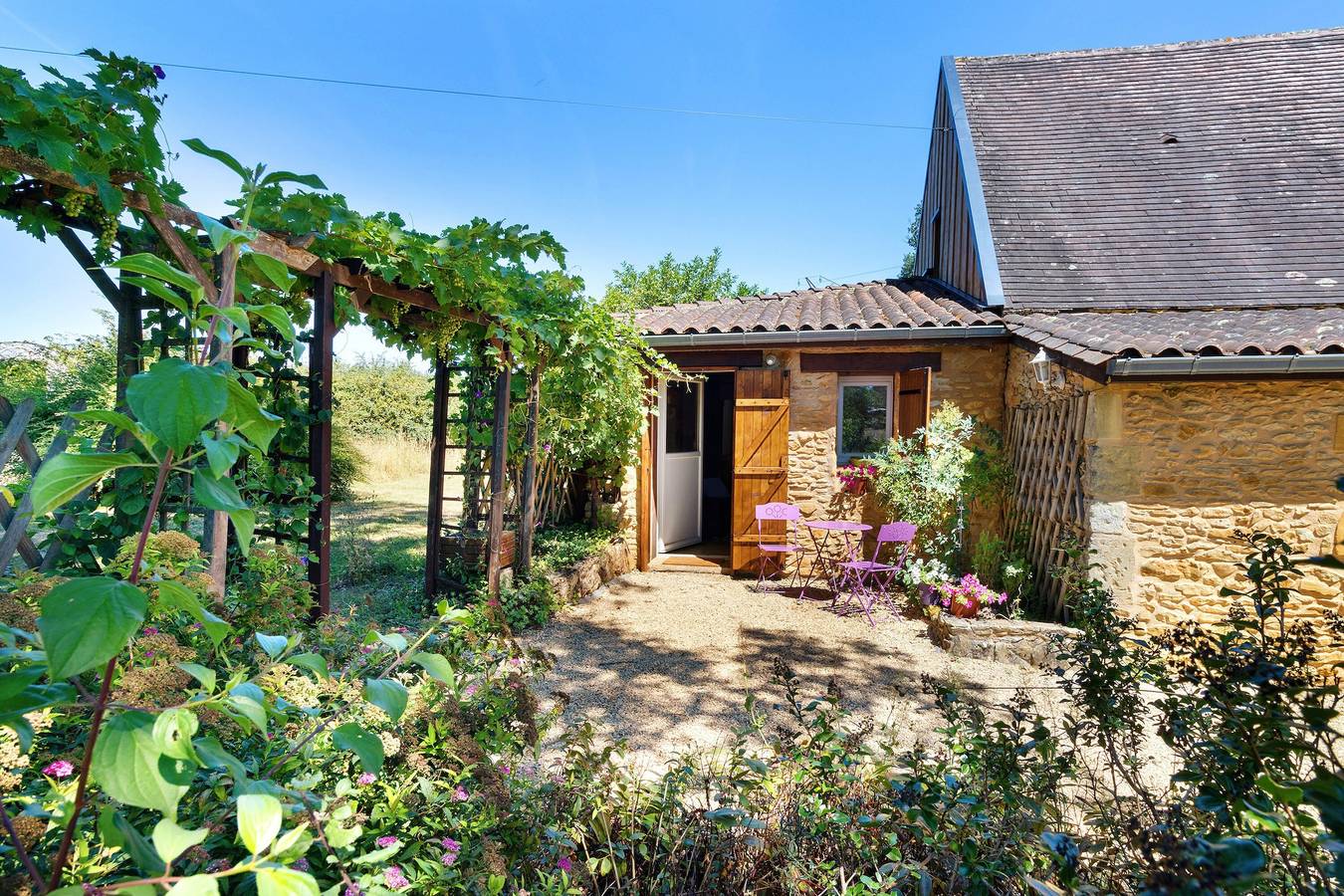 Appartement entier, Appartement « La Clésinerie » avec piscine privée, terrasse privée et Wi-Fi in Badefols-sur-Dordogne, Périgord Pourpre