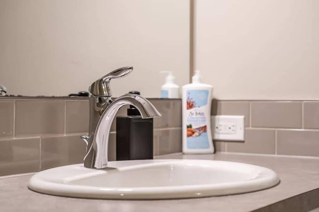 Cove On A Hill - Entire (2Bdrm & Full Bath) Basement Suite in Calgary, Kanadische Rocky Mountains