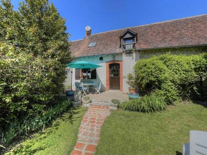 Location de vacances pour 2 personnes, avec jardin ainsi que terrasse et piscine dans La Chapelle-Montmartin