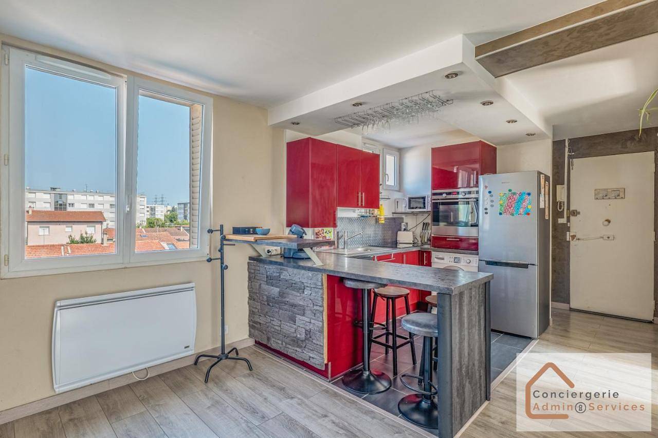 Appartement entier, Jolie T3 50m² (+-), balcon, parking, commodités in Vénissieux, Lyon et ses environs