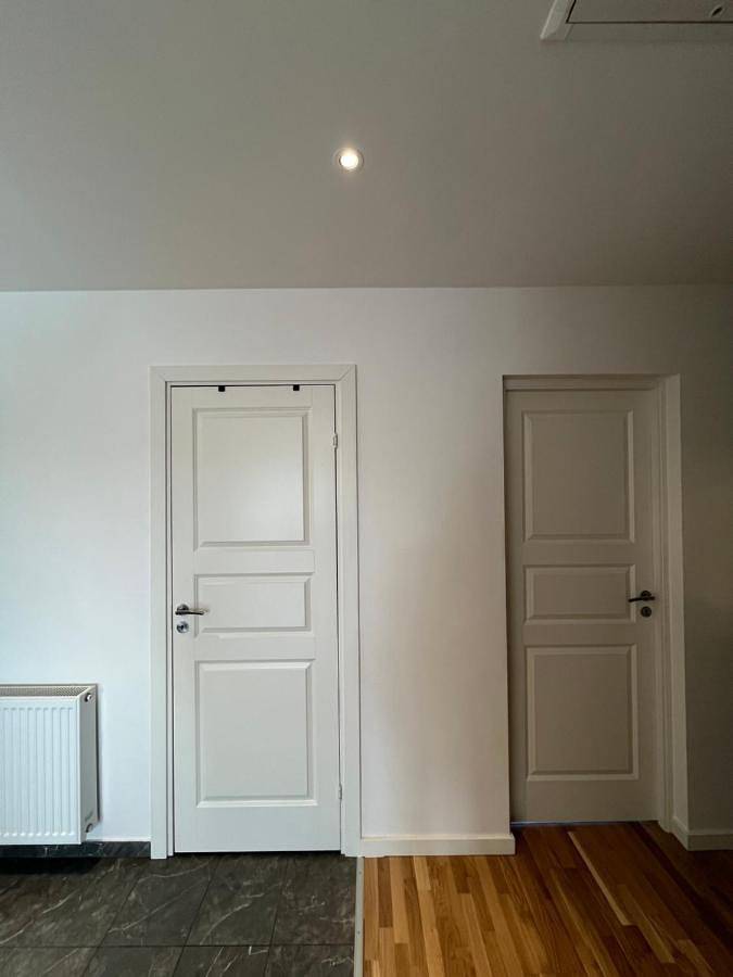 Hel semesterlägenhet, Guest room with private bathroom in Åkersberga, Österåker region