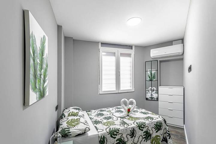 Hell in der Nähe von 4 Caminos - Reina Victoria Apartment in Tetuán, Madrid