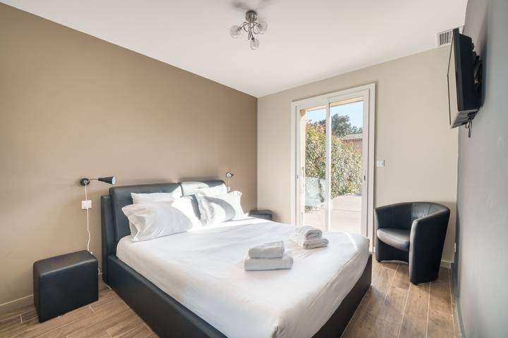 Location de vacances pour 8 personnes, avec jardin et terrasse ainsi que jacuzzi et piscine à Grignan - 4