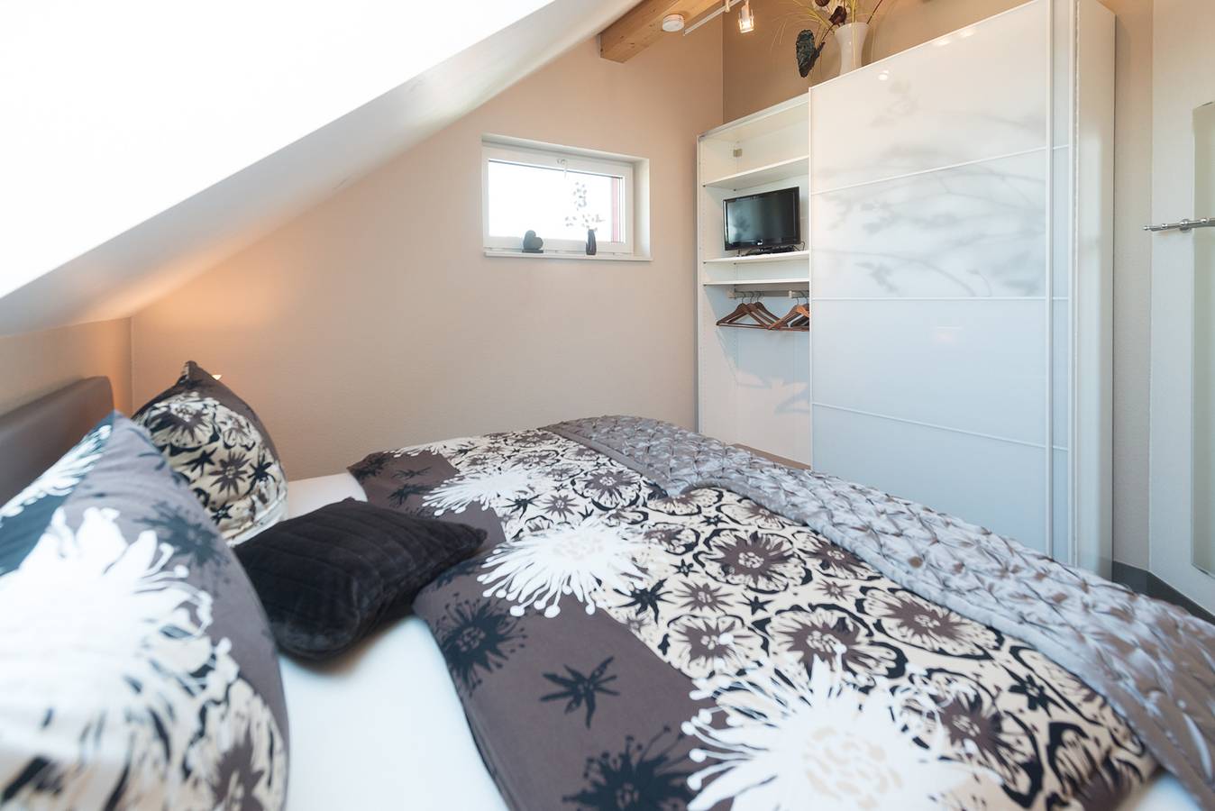 Ganze Ferienwohnung, Entspanntes Wohnen auf Zeit - Design-Apartment "Suite Cappuccino" mit Parkplatz und Gartennutzung in Bensheim, Bergstraße