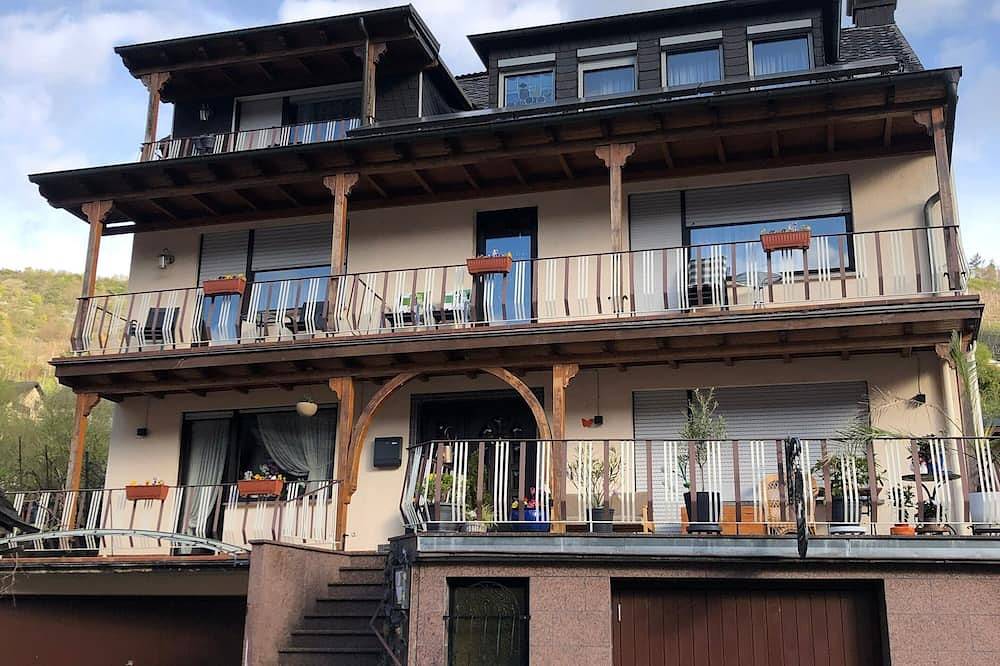 Ganze Wohnung, Zimmer 2, 1Og Moselblick Eva  mit Gemeinschaftsküche, gemeinsamen Garten, Balkon und Wlan in Klotten, Cochem-Zell