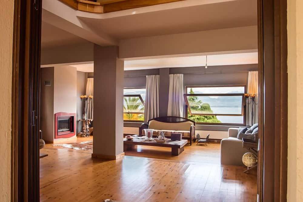 Villa Panorama mit Meerblick und Gemeinschaftspool in Achaia