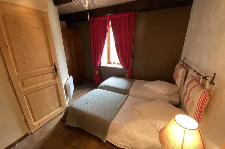 Location de vacances pour 5 personnes, avec jacuzzi et sauna ainsi que terrasse et piscine à Nozières - 2