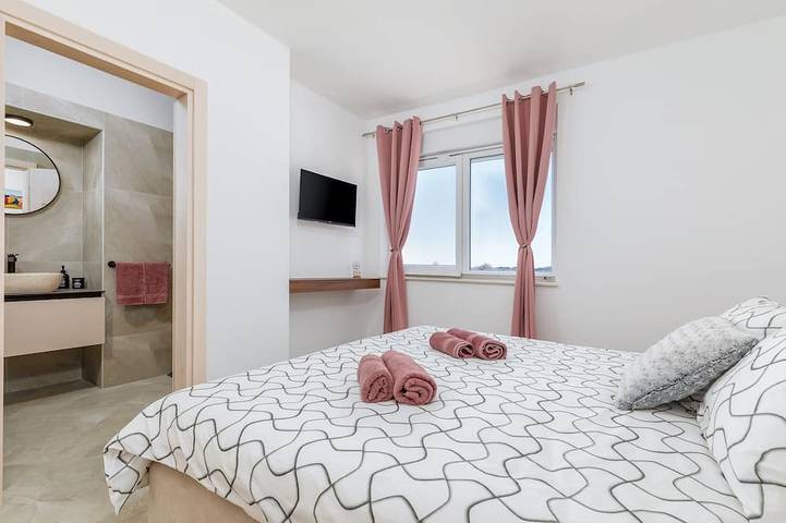 Brandneue Villa mit 6 Schlafzimmern, nur 1500m vom Strand, Dorf Valbandon in Valbandon, Südküste Istrien
