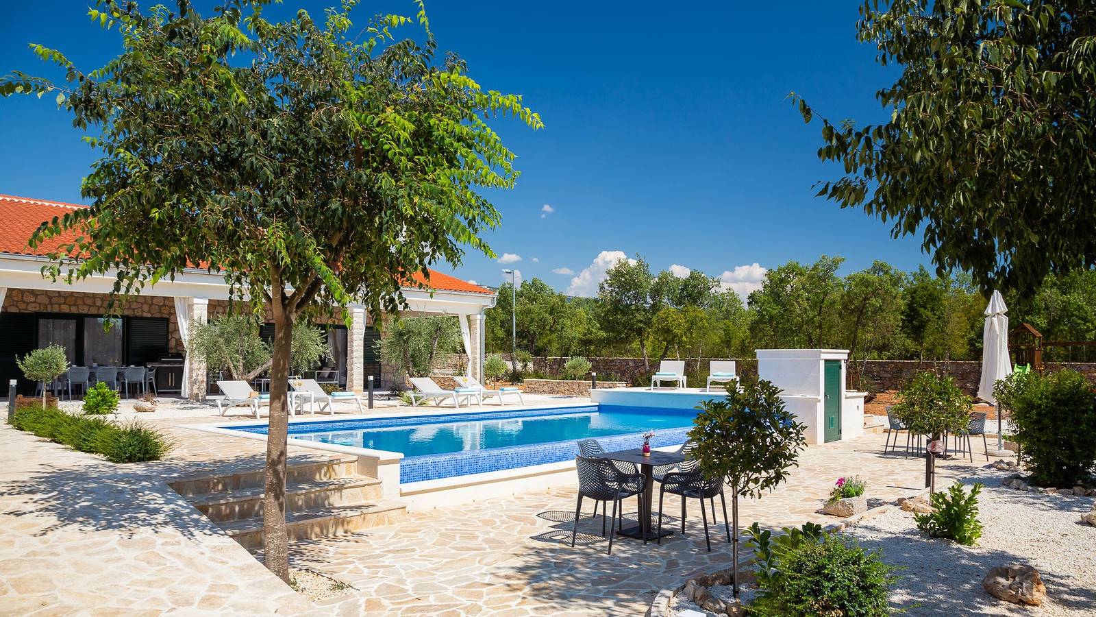 6 Schlafzimmer, 5 Badezimmer, 3 Wohnbereiche, beheizter privater Pool, Whirlpool, finnische Sauna, Billard, Tischtennis, mehrere Essbereiche im Freien in Dalmatinisches Zagora