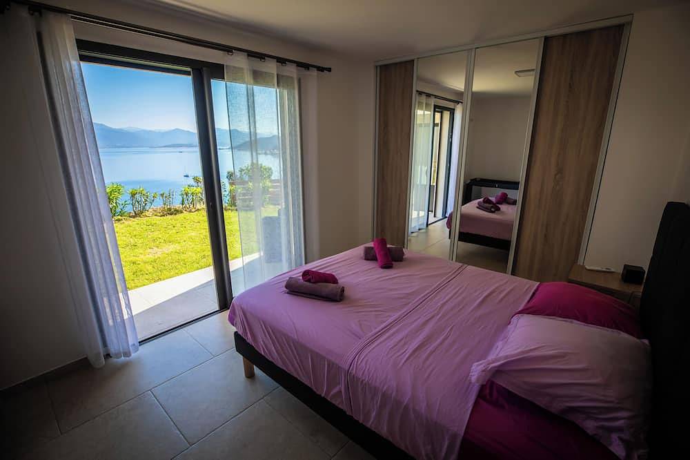 5-star architect-designed villa *****, swimming pool, walking distance to beach in Campomoro, Belvédère-Campomoro