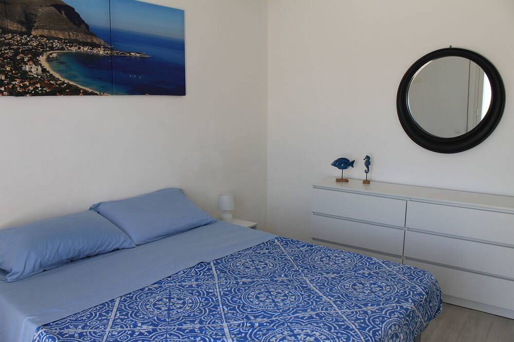 Peppino Holiday House, almost on Mondello beach. in Mondello, Palermo