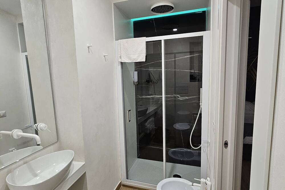 Ganze Wohnung, Palmhouse Salerno center with jacuzzi, separate entrance near Metro. in Salerno, Tyrrhenische Küste Kampanien