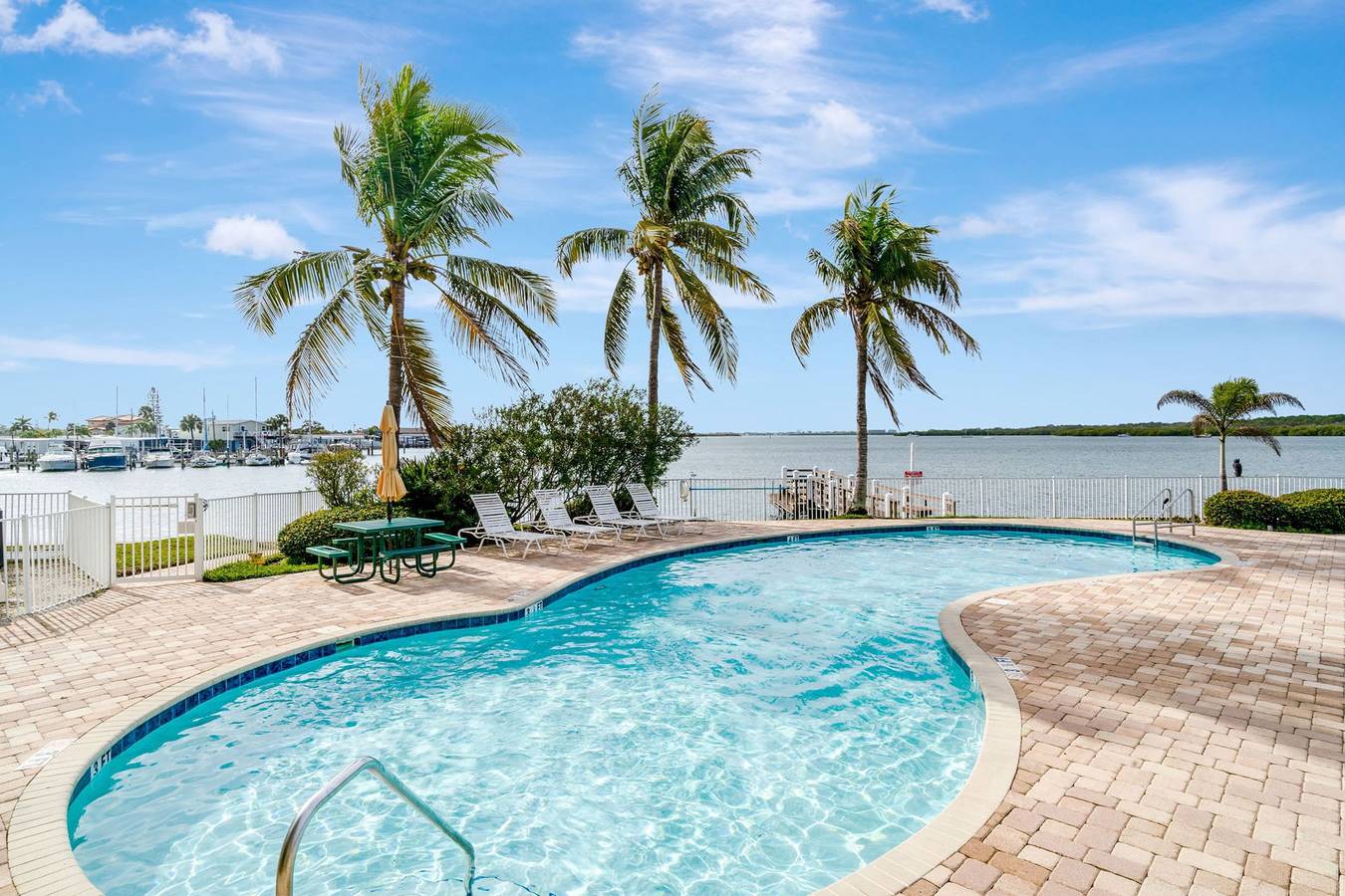 Apartamento entero, Sunsets Waterview Balcony Queen Bed Heated Pool in Seminole, Pinellas County