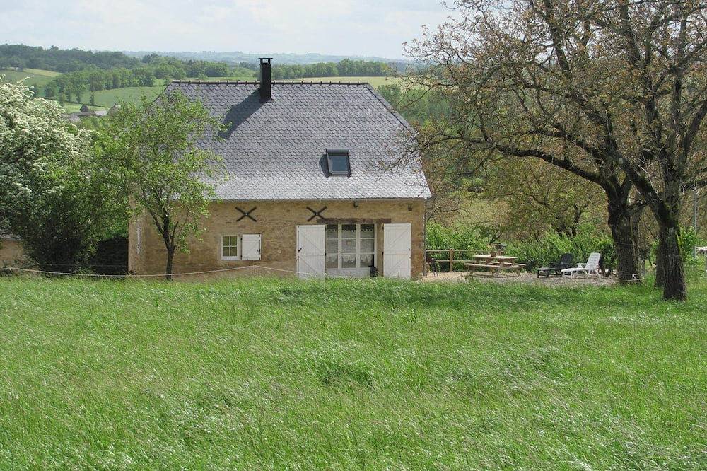 Gîte tout confort dans ancienne grange à Bournazel in Bournazel, Massif central
