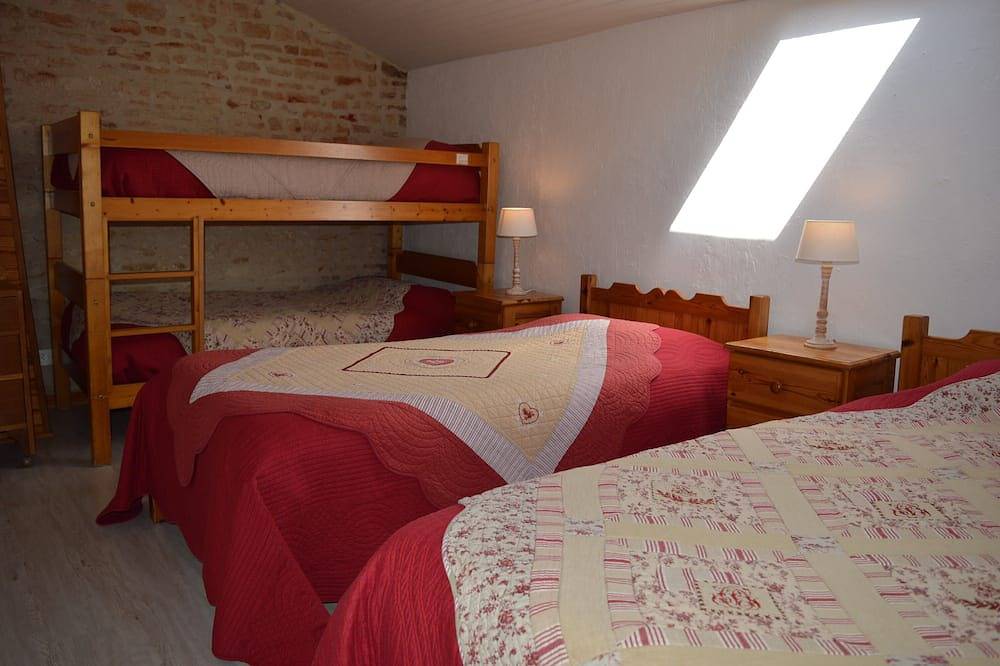 Domaine de pegon  : 6 gites pour 36 couchages, salle de réception et piscine. in Saint-Pierre-d'Amilly, Région de Rochefort