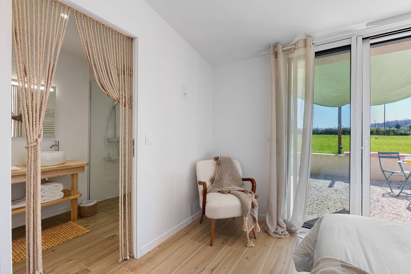 Chambre d’hôtes À L'orée Des Bois « Chambre Flower » avec terrasse privée, jardin commun et Wi-Fi in La Gaubretière, Vallée de la Loire