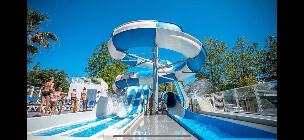 Camping pour 6 personnes, avec terrasse et piscine, animaux acceptés