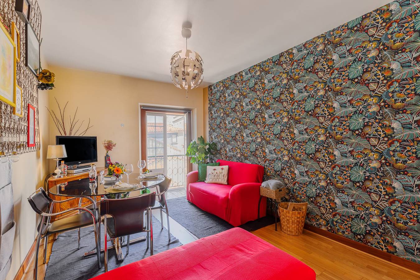 Entire apartment, Holiday Apartment "Atalaia Duplex" with Balcony & Wi-Fi in Encarnação, Lisbon
