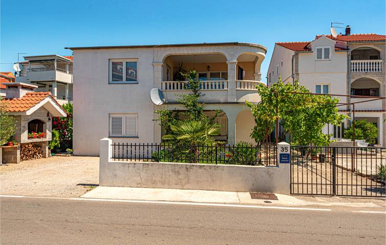 Ganze Ferienwohnung, Gemütliche 2-Zimmer-Wohnung mit Terrasse, 2,5 km vom Strand entfernt in Srima, Šibenik-Knin