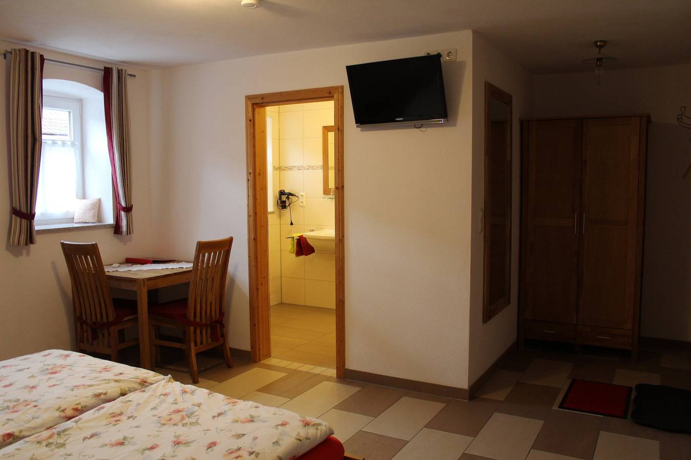 Landurlaub Jung - Doppelzimmer in Ohrenbach, Romantische Straße