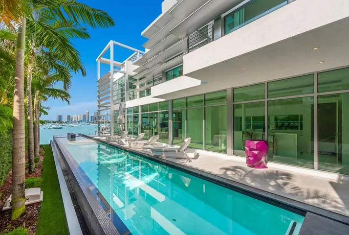 Chalet para 12 personas, con piscina además de jacuzzi y balcón - 1