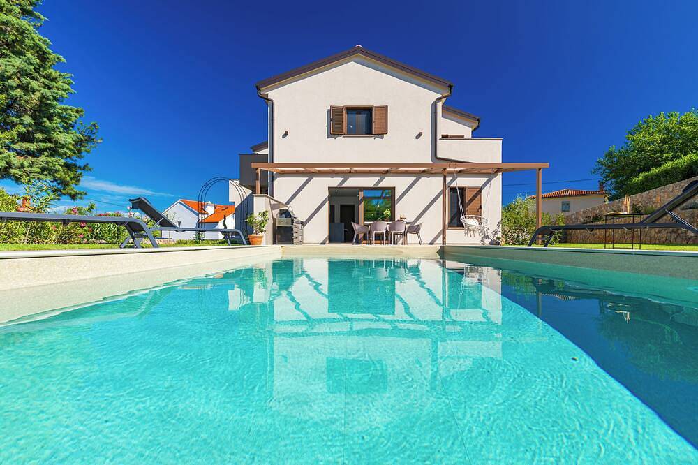Casa del Mare... Quiet location... spacious swimming pool... relaxing vacation. in Lakmartin, Krk (isla)