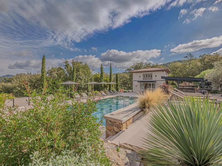 Appartement de vacances pour 12 personnes, avec piscine ainsi que jardin et terrasse, adapté aux familles